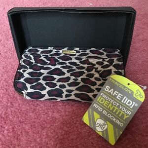 Travelon Leopard Wristlet Wallet NEW